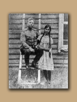 Эдуард Кивекэс со своей приемной дочерью Гульбегим (Ольгой). 1914 год. Эдуард Кивекэс со своей приемной дочерью Гульбегим (Ольгой. 1914 год.